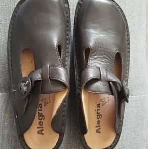 Alegria clogs